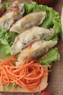 Kızartma sosu ve soslar - geleneksel Japon yemekleri.