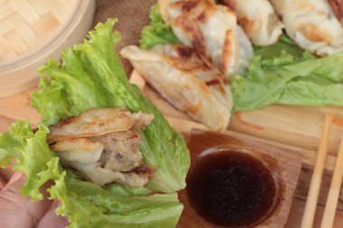 Kızartma sosu ve soslar - geleneksel Japon yemekleri.