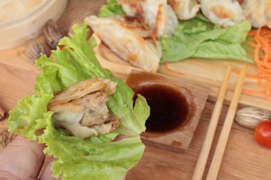 Kızartma sosu ve soslar - geleneksel Japon yemekleri.