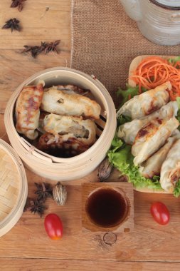 Kızartma sosu ve soslar - geleneksel Japon yemekleri.