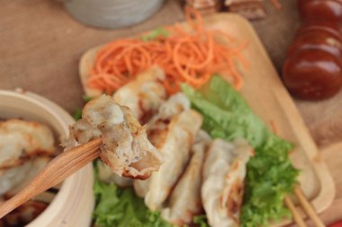 Kızartma sosu ve soslar - geleneksel Japon yemekleri.