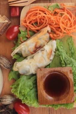 Kızartma sosu ve soslar - geleneksel Japon yemekleri.