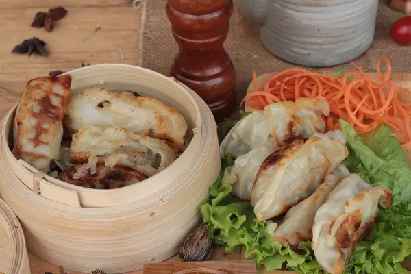 Fried gyoza and sauces - traditional Japanese food. — Stock Photo, Image