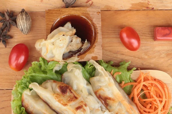 Fried gyoza and sauces - traditional Japanese food. — Stock Photo, Image