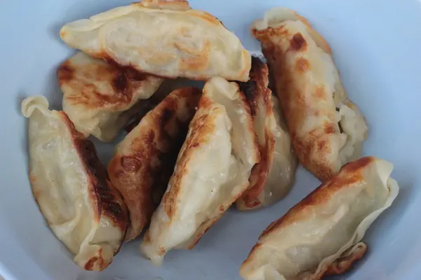 Fried gyoza and sauces - traditional Japanese food. — Stock Photo, Image