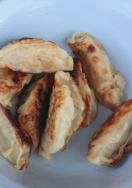 Gebratene Gyoza und Soßen - traditionelle japanische Küche. — Stockfoto