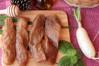 Taze turp ve yemek pişirmek için turşu turp.