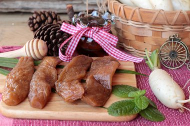 Taze turp ve yemek pişirmek için turşu turp.