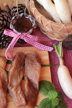 Taze turp ve yemek pişirmek için turşu turp.