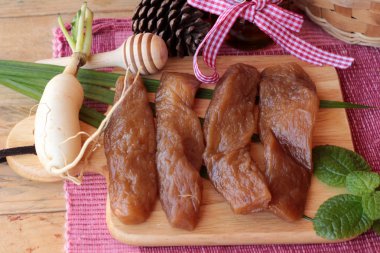 Taze turp ve yemek pişirmek için turşu turp.