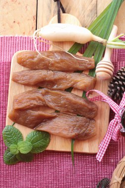 Taze turp ve yemek pişirmek için turşu turp.