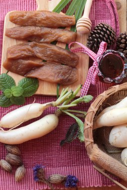 Taze turp ve yemek pişirmek için turşu turp.