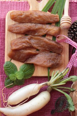 Taze turp ve yemek pişirmek için turşu turp.