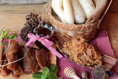 Taze turp ve yemek pişirmek için turşu turp.