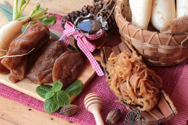 Taze turp ve yemek pişirmek için turşu turp.