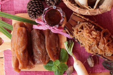 Taze turp ve yemek pişirmek için turşu turp.
