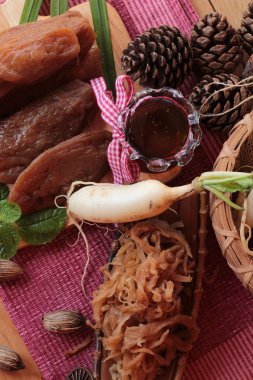 Taze turp ve yemek pişirmek için turşu turp.