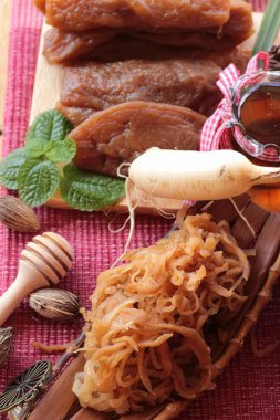 Taze turp ve yemek pişirmek için turşu turp.