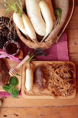 Taze turp ve yemek pişirmek için turşu turp.