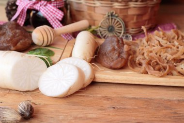 Taze turp ve yemek pişirmek için turşu turp.