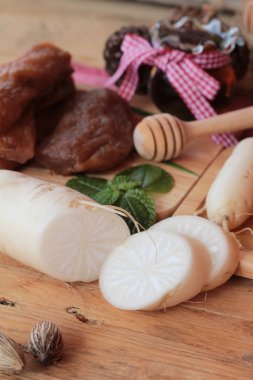 Taze turp ve yemek pişirmek için turşu turp.