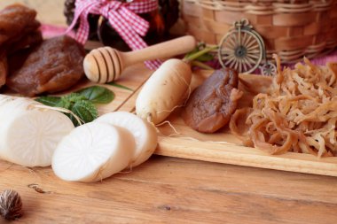 Taze turp ve yemek pişirmek için turşu turp.