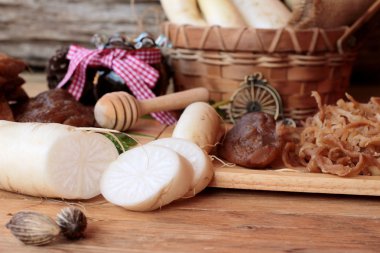 Taze turp ve yemek pişirmek için turşu turp.