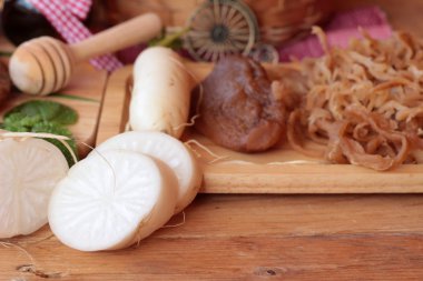 Taze turp ve yemek pişirmek için turşu turp.