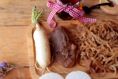 Taze turp ve yemek pişirmek için turşu turp.