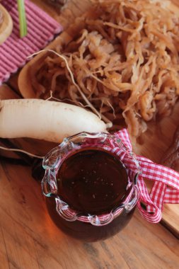 Taze turp ve yemek pişirmek için turşu turp.