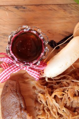 Taze turp ve yemek pişirmek için turşu turp.