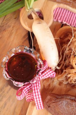 Taze turp ve yemek pişirmek için turşu turp.