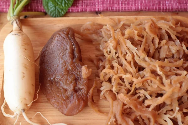 Rábano fresco y rábano en escabeche para cocinar . —  Fotos de Stock