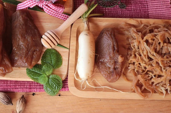 Rabanete fresco e rabanete em conserva para cozinhar . — Fotografia de Stock