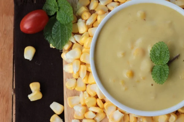 Kukuřičná krémová polévka a lahodné sladké kukuřice. — Stock fotografie