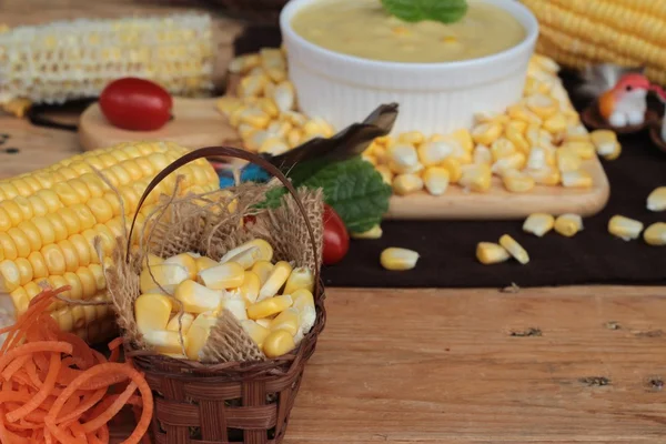 Sopa de crema de maíz y maíz dulce delicioso . — Foto de Stock