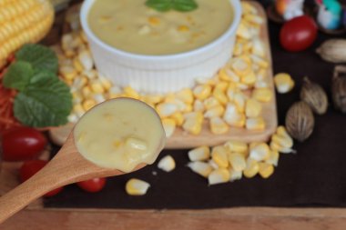 Kremalı Mısır çorbası ve lezzetli mısır.