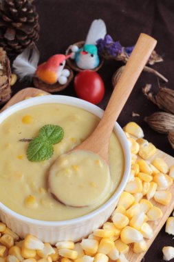 Kremalı Mısır çorbası ve lezzetli mısır.