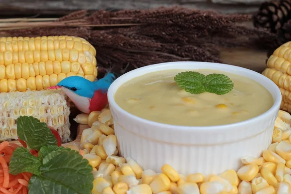 Sopa de crema de maíz y maíz dulce delicioso . — Foto de Stock