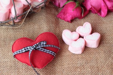 Gül Sevgililer günü için kalp ve pembe krema ile.