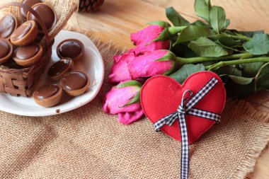 Sevgililer günü çikolata ve kırmızı Kalpler.