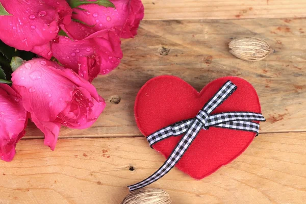 Rosa con corazones rojos para el Día de San Valentín . —  Fotos de Stock