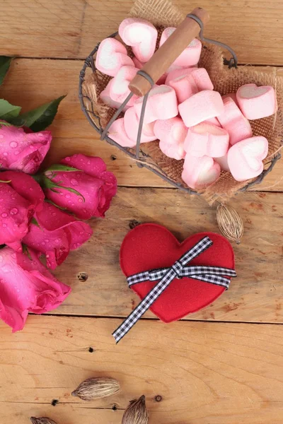 Rosor med hjärtat och rosa marsipan för alla hjärtans dag. — Stockfoto