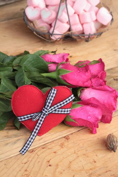 Rosor med hjärtat och rosa marsipan för alla hjärtans dag. — Stockfoto