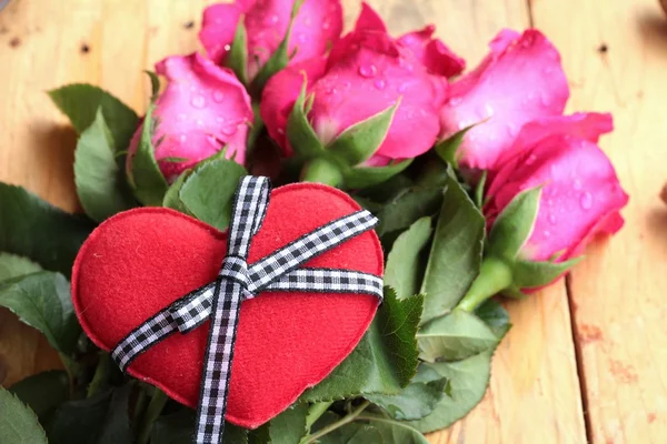 Róża z czerwonym sercem na Walentynki. — Zdjęcie stockowe