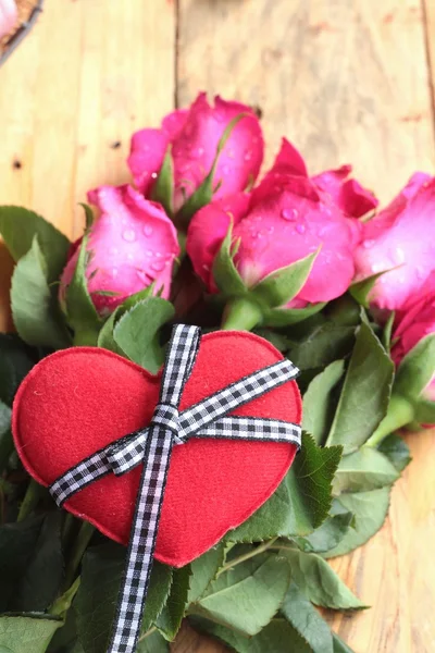 Rose mit roten Herzen zum Valentinstag. — Stockfoto