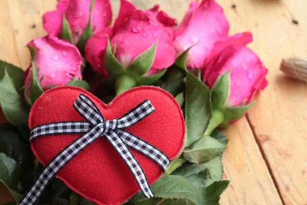 Rosa com corações vermelhos para o Dia dos Namorados . — Fotografia de Stock