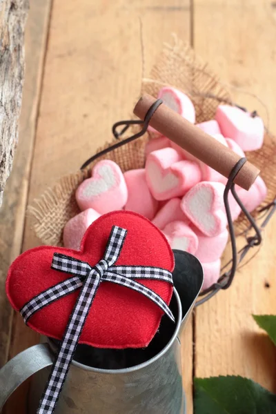 Τριαντάφυλλα με καρδιά και ροζ marshmallow για ημέρα του Αγίου Βαλεντίνου. — Φωτογραφία Αρχείου