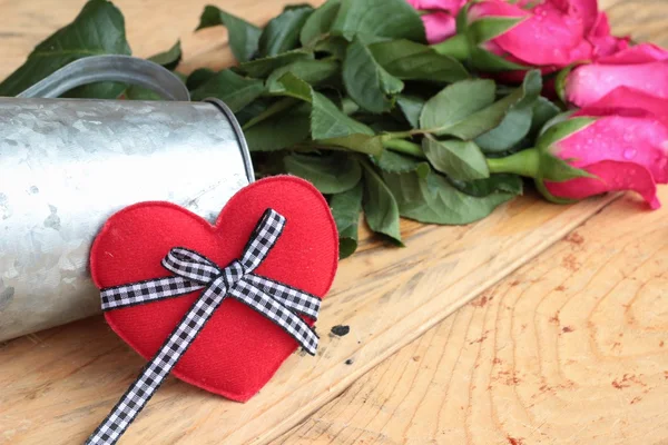 Rosa con corazones rojos para el Día de San Valentín . — Foto de Stock