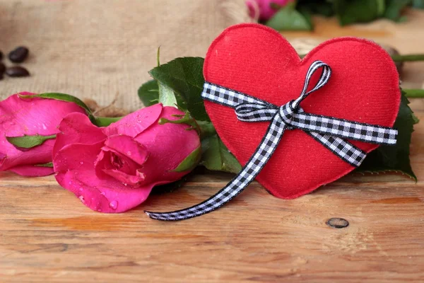 Rosa con i cuori rossi per San Valentino . — Foto Stock